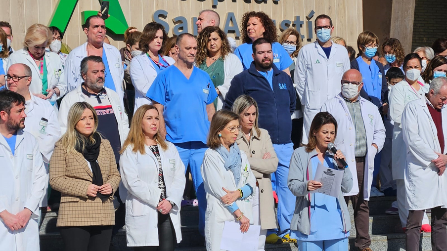 Concentración rechazo agresión en el Hospital San Agustín de Linares